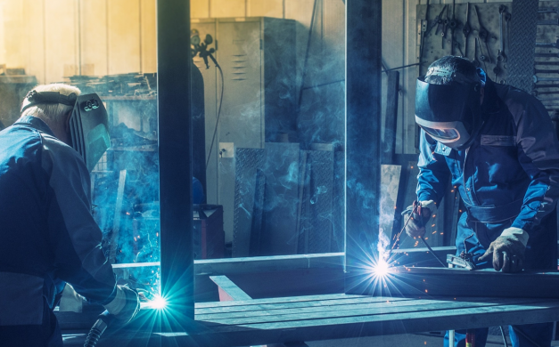 Sezonní pracovníky si firmy hýčkají. Stoupají jim platy, přibývají výhody